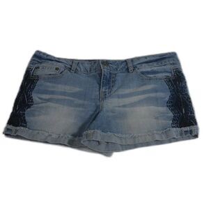 Maurices Light Wash Denim Shorts with Navy Crochet Detail Size 9/10